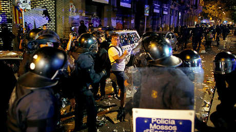 VIDEO: Independentistas catalanes arrebatan el micrófono a un periodista español