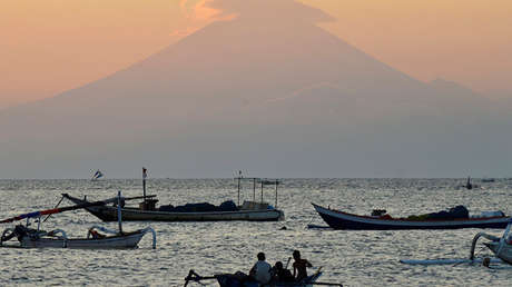 Evacúan a miles de residentes en Indonesia por actividad volcánica