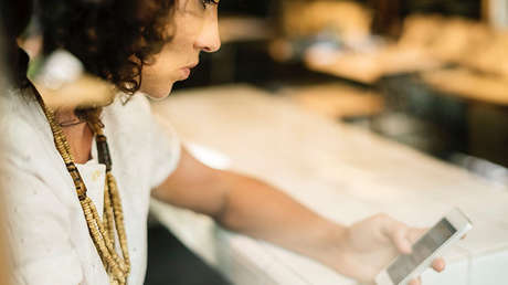 Celosos abstenerse: espiar el teléfono de tu pareja ya es un delito en Argentina