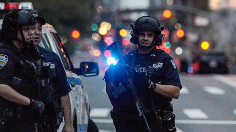 EE.UU.: Un hombre armado con un machete toma rehenes en un banco 