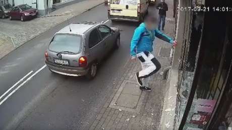 Un vándalo rompe los cristales de un escaparate y el karma instantáneo lo castiga