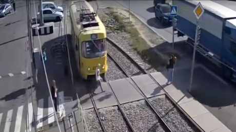 Cruza la calle distraída mirando su celular y la atropella un tranvía