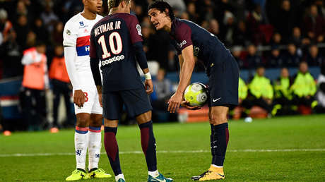 Millonaria oferta del PSG a Cavani agrava la crisis del equipo