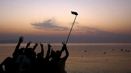 Selfi fatal: un universitario se ahoga mientras sus compañeros sonríen a la cámara