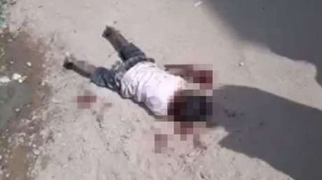 India: un niño agoniza en plena calle tras ser atacado por 17 perros callejeros (FUERTE VIDEO)