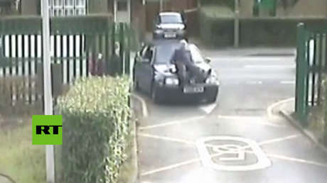 Un padre atropella a un profesor por bloquearle la entrada al colegio