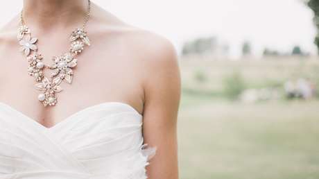 Cansada de esperar al príncipe azul, instructora de 'fitness' se casa con ella misma (Video, fotos)