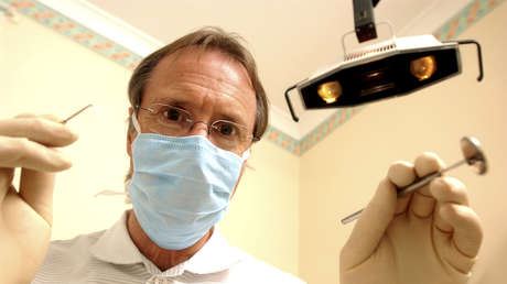 Un robot realiza el primer implante dental sin ayuda humana (VIDEO)