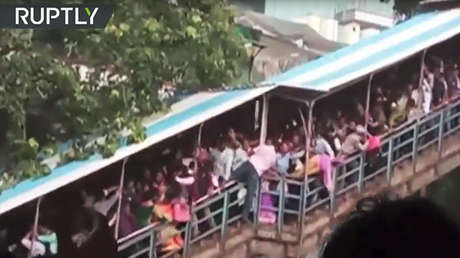 FUERTES IMÁGENES: Al menos 22 muertos en una estampida en la India
