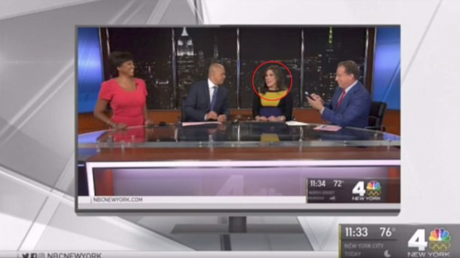 Gajes del oficio: siguió emitiendo noticias mientras empezaba a dar a luz