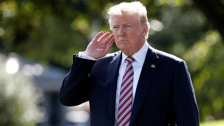 "Una isla rodeada de agua": La respuesta de Trump a la crisis en Puerto Rico que incendió las redes