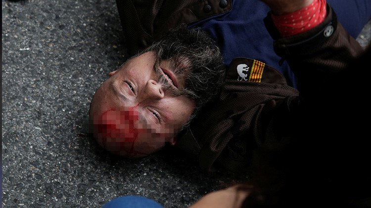 FUERTES VIDEOS: La brutal represión de la Policía contra los votantes del referéndum catalán
