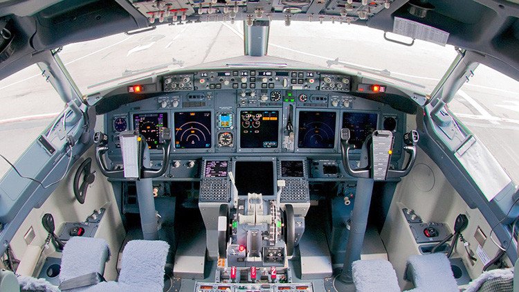 Una ventanilla abierta hace que se inunde la cabina de mando de un avión de Aerolíneas Argentinas