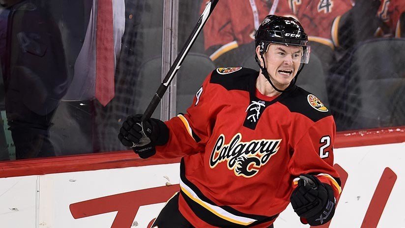 Un jugador de hockey de la NHL amenaza con matar al azafato que le negó cocaína