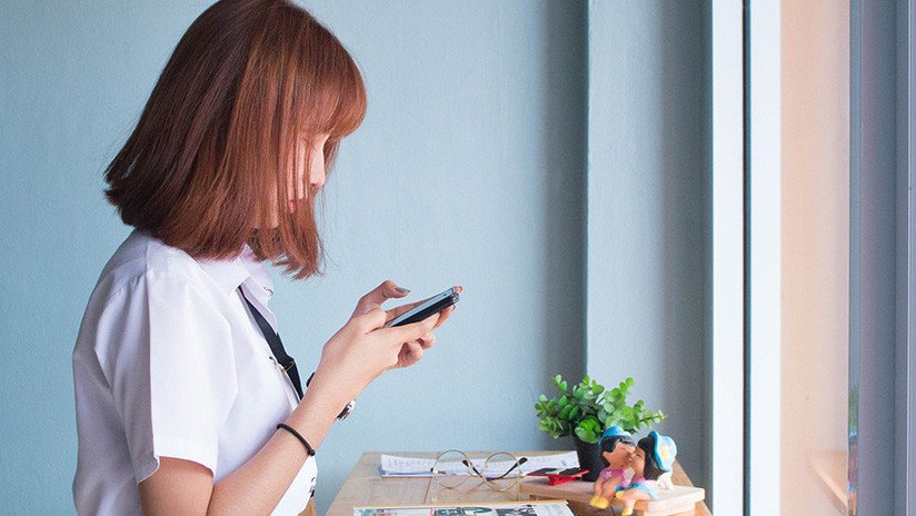 Una joven pierde la visión en un ojo tras jugar todo el día con su teléfono