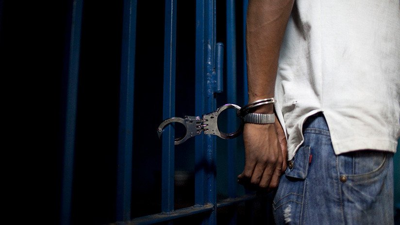 Viola a su hijastra de 11 años, se casan y abusa de ella durante casi dos décadas