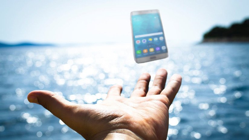 VIDEO: Una mujer intenta saltar de un crucero para rescatar su teléfono