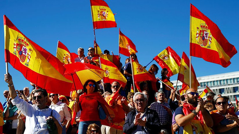 "¡Con el palo te voy a dar!": Una periodista catalana fue agredida en una protesta unionista (Video)