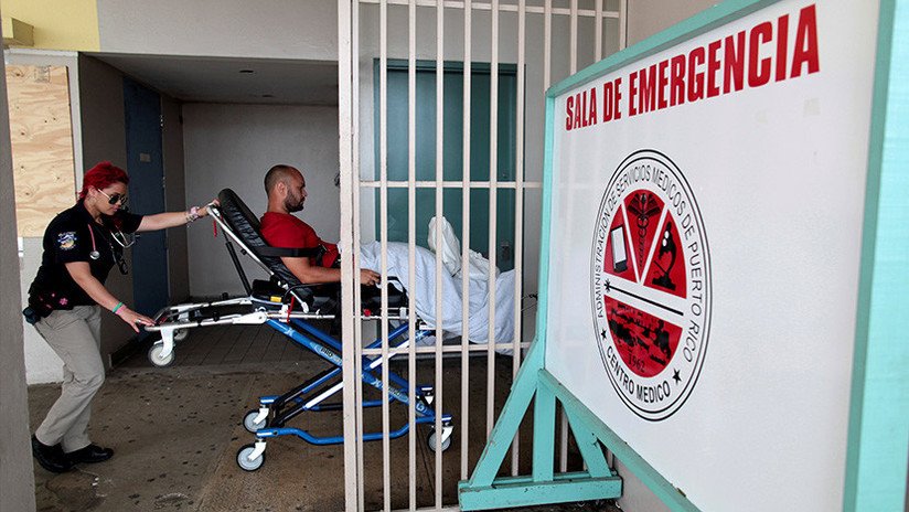 El exgobernador de Puerto Rico tuitea una foto de una cirugía alumbrada por un celular