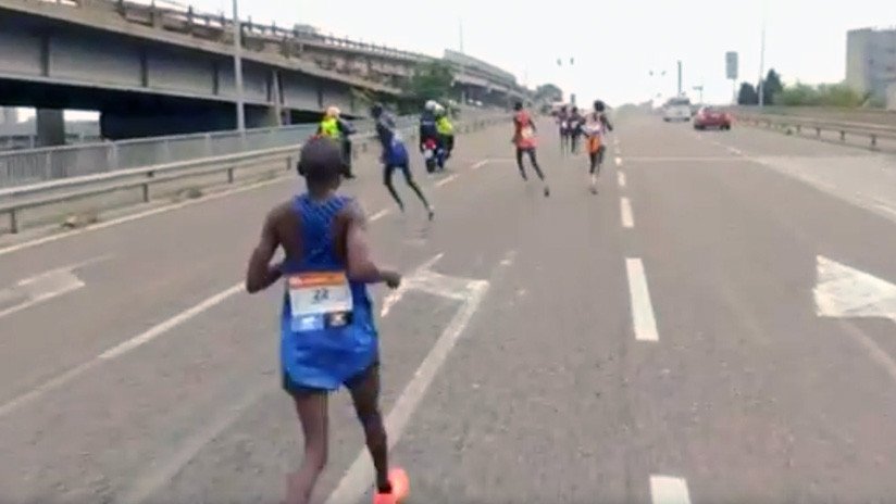 Un italiano gana el maratón de Venecia después de que los favoritos se equivocaran de ruta (VIDEO)