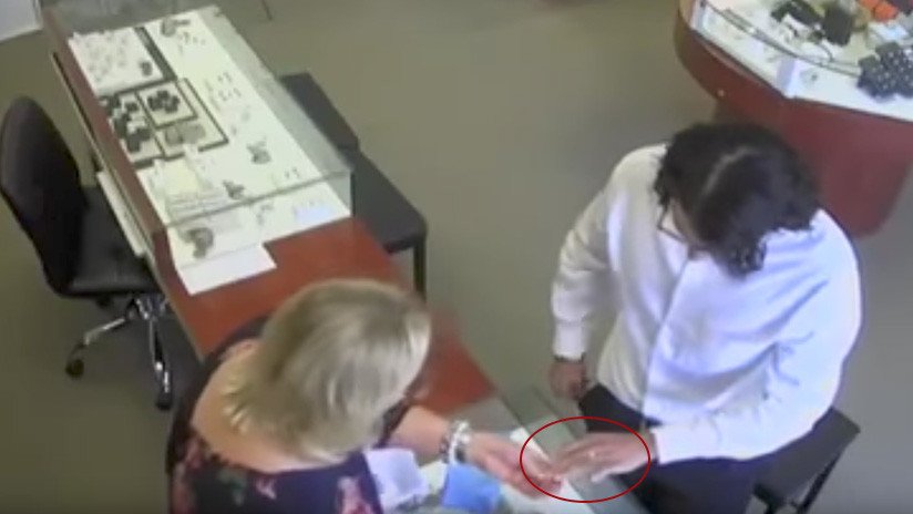 ¿El robo más descarado? Ladrón se lleva un diamante de 27.000 dólares en la mano (Video)
