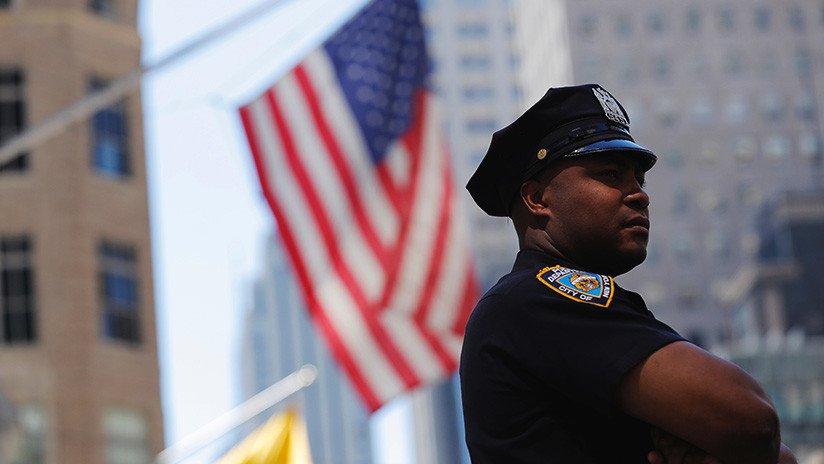 Una mujer roba un banco mientras su hija de 6 años la espera en un taxi