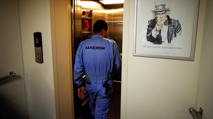 VIDEO: Intenta retener un ascensor y casi provoca una tragedia