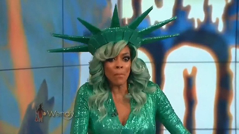 VIDEO: Una presentadora de televisión vestida de Estatua de la Libertad se desmaya en vivo