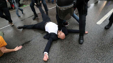 Primeras fotos desde Cataluña: la Policía española irrumpe en los centros de votación