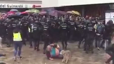 1-O: La Policía agrede a un anciano que trataba de votar y a su perro (VIDEO)