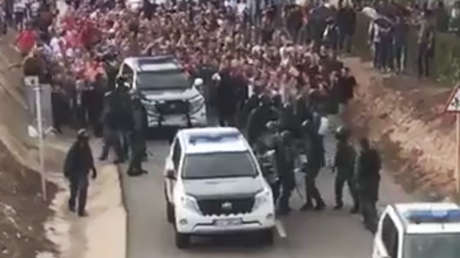 Video impactante: Catalanes enfurecidos hacen retroceder a la Policía
