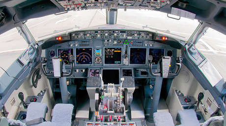 Una ventanilla abierta hace que se inunde la cabina de mando de un avión de Aerolíneas Argentinas