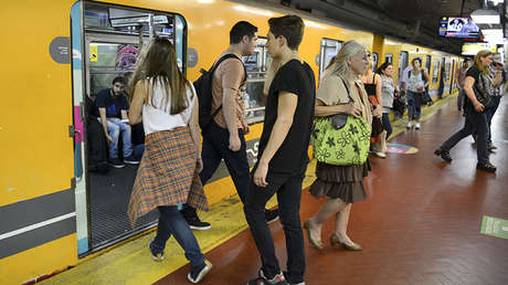 Argentina: Una mujer denuncia haber sido maltratada y detenida por besar a su esposa (VIDEO)