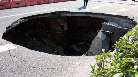VIDEOS: Un gigantesco y repentino cráter se traga un camión de basura en México