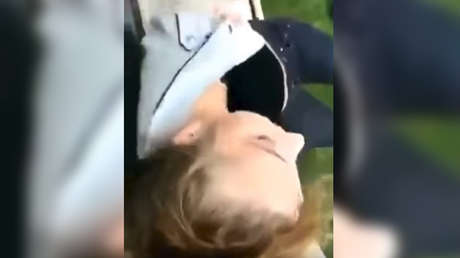 Empuja a su amiga desde una ventana