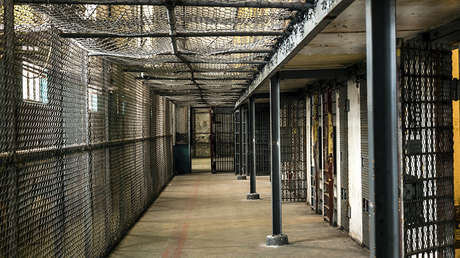 FOTO: Dejan a su hijo de 13 años en la celda de un pedófilo en Brasil