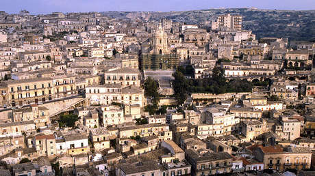 Italia: Un hombre somete a una rusa a esclavitud sexual y la obliga a ver videos de ejecuciones