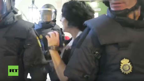 "Me han roto los dedos uno a uno": la historia viral del referéndum catalán tiene nuevos detalles