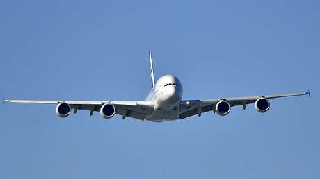 VIDEO: Falla en pleno vuelo un motor del avión de pasajeros en el que viajaba la hija de Kurt Cobain