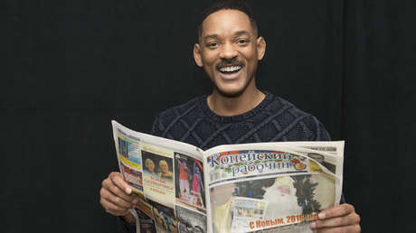 ¿Qué sucede?: Estrellas de Hollywood 'se lanzan' a leer un periódico ruso que ni los rusos conocen