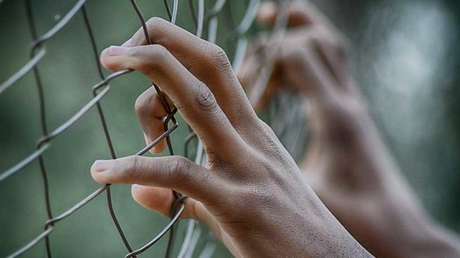 Prohibido tocar: Un británico puede ir a la cárcel en Dubái por rozar con la mano a un hombre