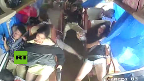 Brutal accidente visto desde dentro: Bus lleno de pasajeros vuelca al chocar con un auto