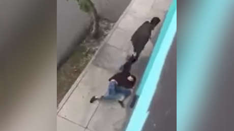 FUERTE VIDEO: Una vecina graba el momento en que un hombre arrastra a su pareja por el vecindario