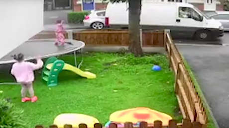 VIDEO: Un hombre tienta a tres niñas en pleno día para que se suban a su camioneta