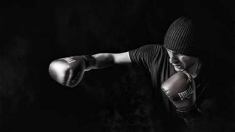 "¿Me vas a pegar o qué?": Un hombre noquea a su novia cerca de un club nocturno (BRUTAL VIDEO)