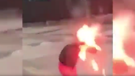 Joven víctima de 'bullying' resulta herida al estallarle petardos en su capucha (VIDEO)