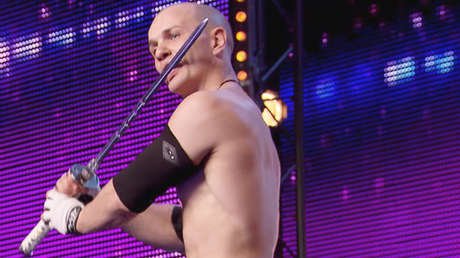 No es una ilusión: los magos de verdad se tragan las espadas y así es como lo hacen