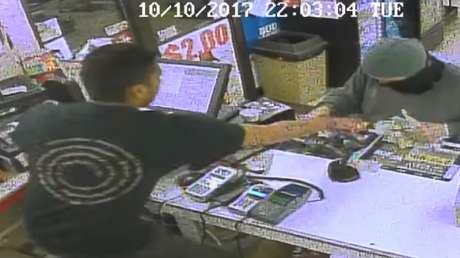 Intenta atracar una tienda pero no esperaba que el cajero lo fuera a desarmar