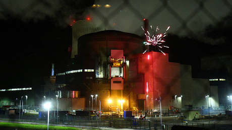 VIDEO: Activistas de Greenpeace entran en una central nuclear francesa y lanzan fuegos artificiales