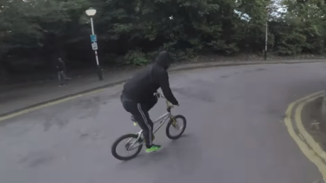 Roba el teléfono a una indefensa mujer y el karma le cae instantáneamente 'del cielo' 